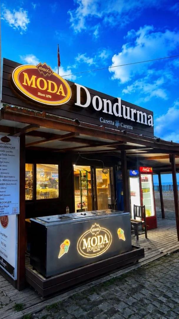 Çıralı şubesinin ahşap kiosk cephesi ve Moda Dondurma tabelası