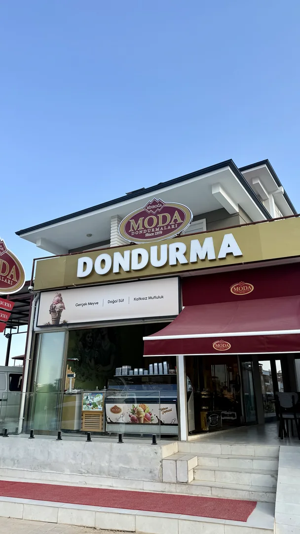 Döşemealtı şubesinin kırmızı tenteli ve Moda Dondurma tabelalı cephesi