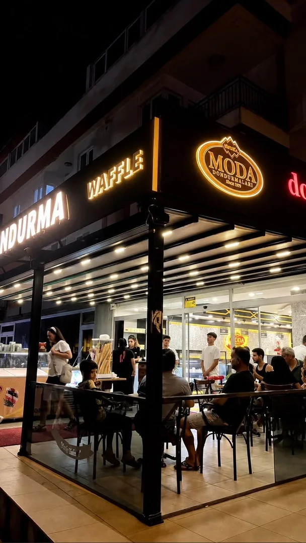 Kütükçü şubesinin akşam saatlerinde aydınlatılmış cam cephesi
