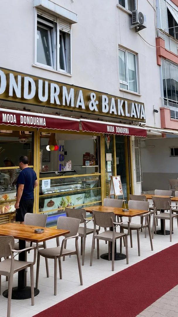 Yenigün şubesinin dondurma ve baklava tabelalı cephesi, önündeki oturma alanı