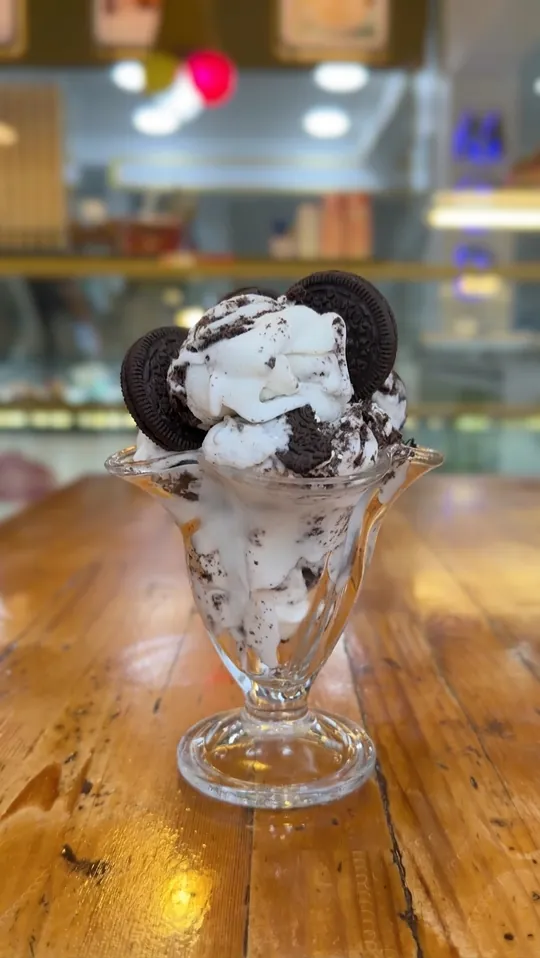Oreo dondurma, ayaklı cam kupada