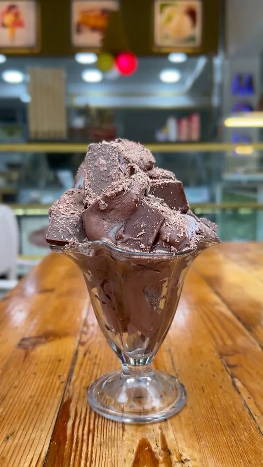 Çikolata dondurma, ayaklı cam kupada