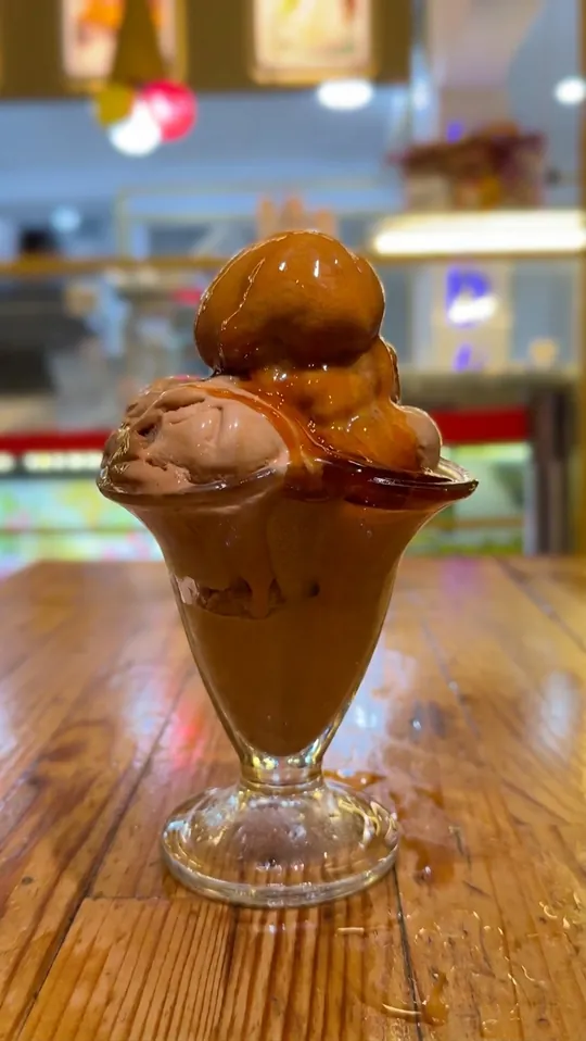 Karamel dondurma, ayaklı cam kupada