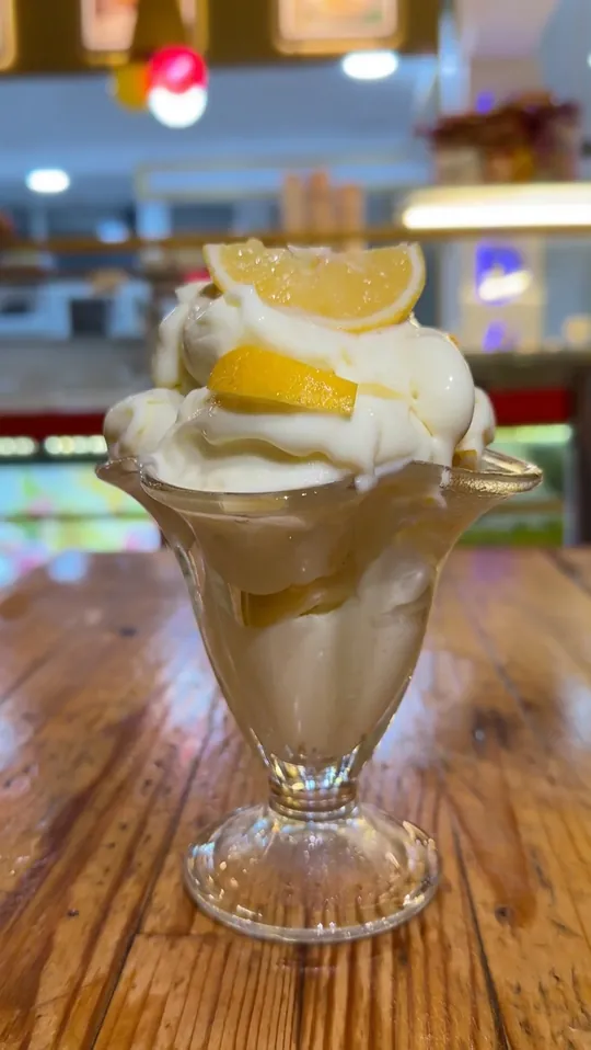 Limon dondurma, ayaklı cam kupada