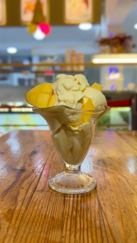Mango dondurma, ayaklı cam kupada